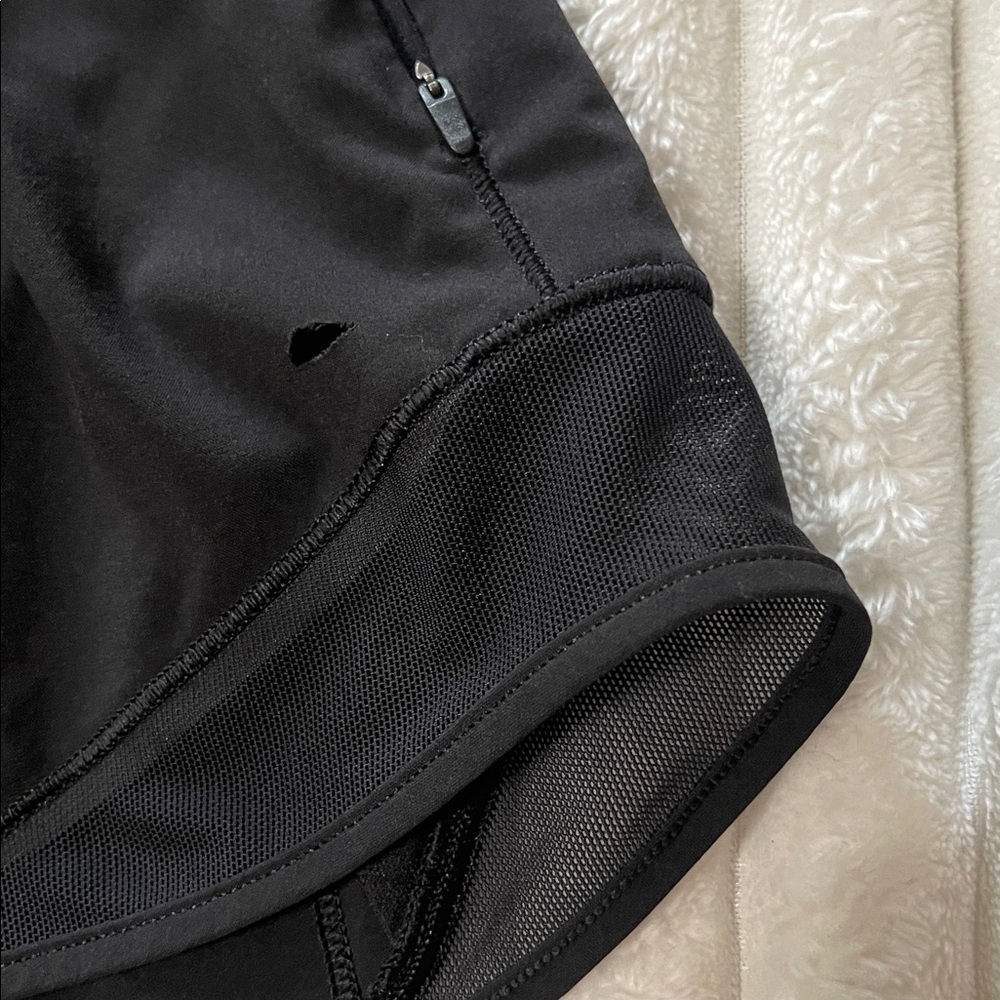 Lululemon Hotty Hot Short II *2.5" | Size 8 - Picture 4 of 8